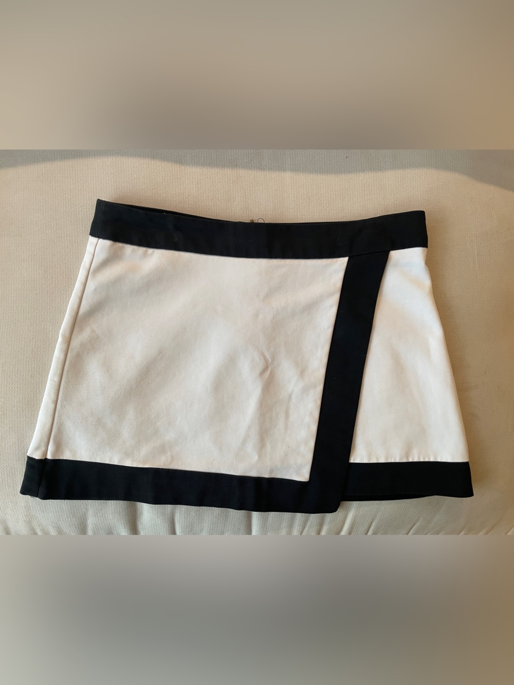 SuiteBlanco Structured Black Trim White Mini Skirt